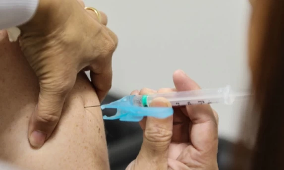 Paraná aplicou 3 milhões de vacinas contra a gripe; cobertura no grupo prioritário é de 48,06%