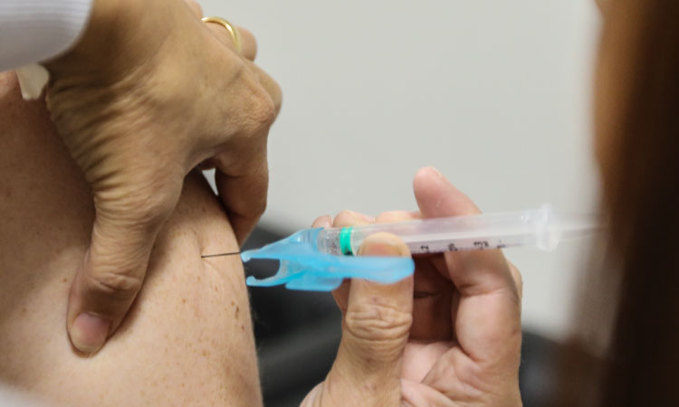 Paraná aplicou 3 milhões de vacinas contra a gripe; cobertura no grupo prioritário é de 48,06%
