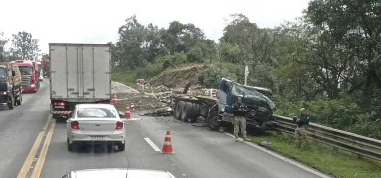 PARANÁ: Caminhão fica destruído após tombar e quase cair de penhasco na BR-277 em Guarapuava.