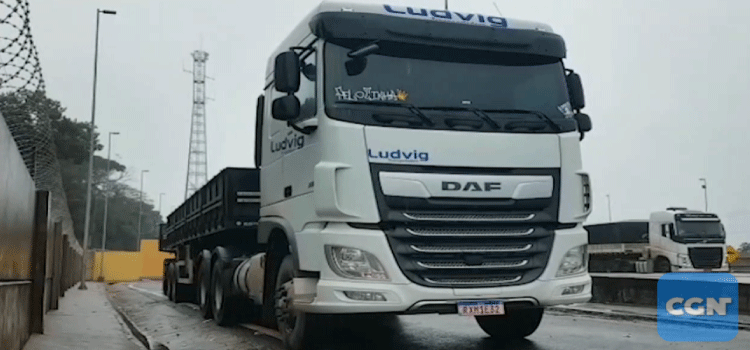PARANÁ: Caminhão que foi roubado na rodovia BR-376 é recuperado pela PRF em Cascavel.