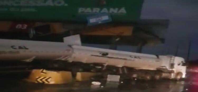 PARANÁ: Carreta bate contra praça de pedágio desativada na rodovia BR-277.