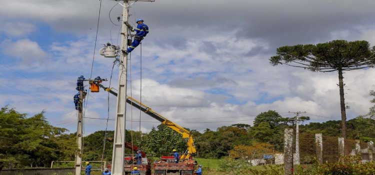PARANÁ: Equipes da Copel trabalham na recomposição de rede elétrica após temporal