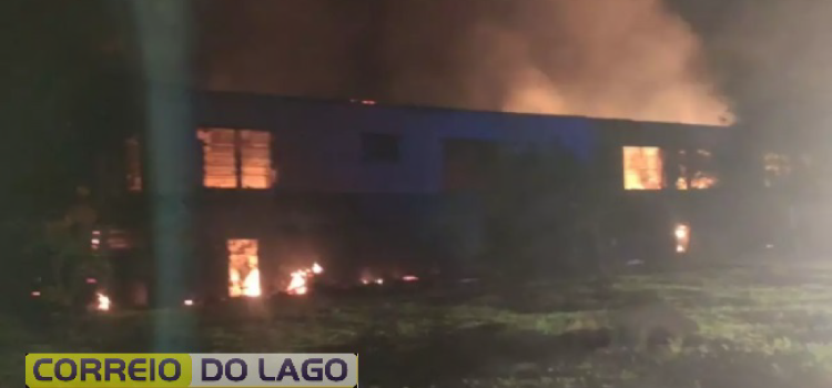 PARANÁ: Incêndio de grandes proporções atinge escola no Norte do Estado.