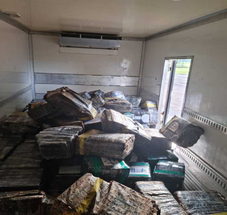 PARANÁ: PRF apreende mais de três toneladas de maconha em caminhão em Santa Terezinha de Itaipu.