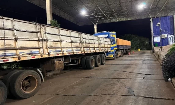 FOZ DO IGUAÇU:  Receita Federal apreende 9 caminhões com pneus contrabandeados avaliados em 140 mil reais