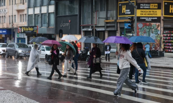 Paraná registra raios e granizo: chuva diminui na sexta, mas ganha força no fim de semana