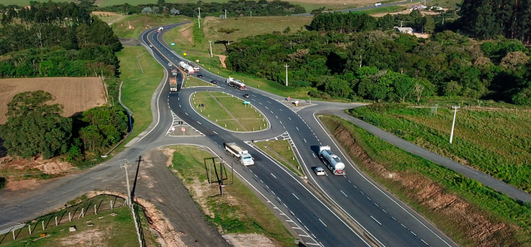 Paraná sela acordo com a União para manter modelagem de concessão de rodovias.