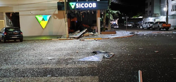 PARANÁ: Sicoob de Nova Santa Rosa fica destruído após assaltantes explodirem caixas eletrônicos.