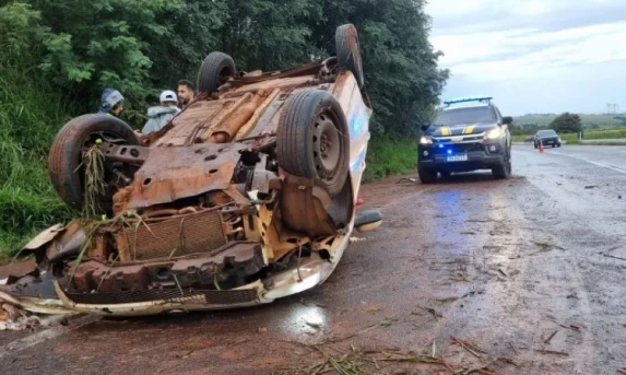 Passageira fica ferida após Palio capotar em curva na BR-163, em Cascavel