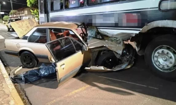 Passageiro de carro morre após colisão em ônibus no centro de Nova Santa Rosa.