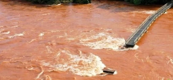 Passarela da Garganta do Diabo é arrastada por enchente do Rio Iguaçu; vídeo.