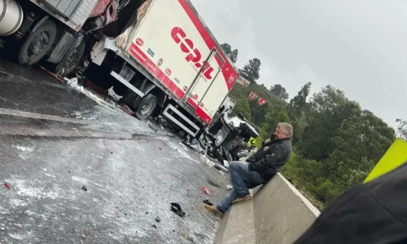 Pelo menos uma pessoa morre em engavetamento na BR 277 em Balsa Nova.