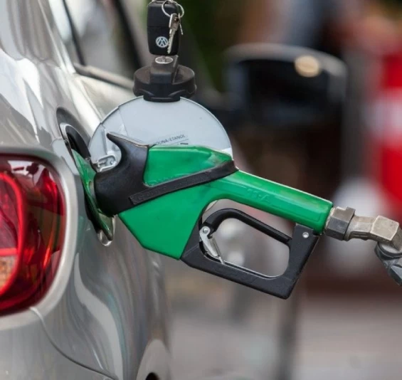 Petrobras anuncia aumento de R$ 0,41 no preço da gasolina e de R$ 0,78 no diesel.