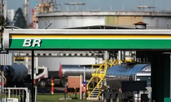Petrobras aumenta diesel em R$ 1, mas subvenção mantém preço nas refinarias