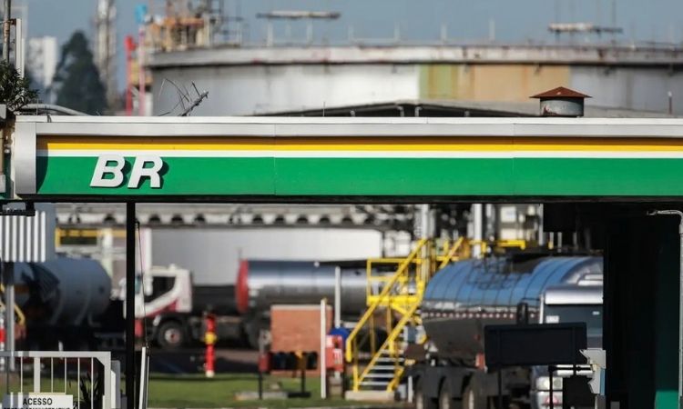 Petrobras aumenta diesel em R$ 1, mas subvenção mantém preço nas refinarias