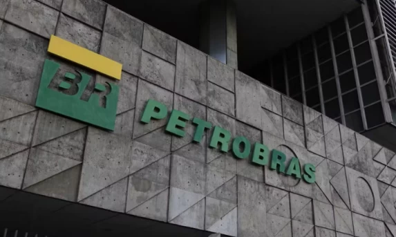 Petrobras estuda reajuste na gasolina sem impacto para o consumidor final, afirma Magda Chambriard