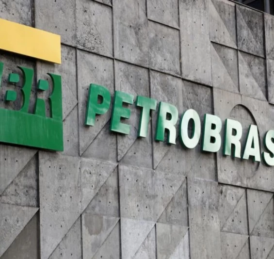 Petróleo dispara e amplia pressão por reajuste da Petrobras, dizem analistas.
