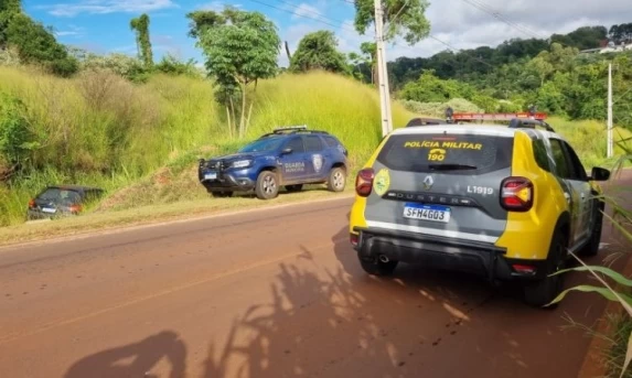 Peugeot 206 com alerta de furto é encontrado abandonado em estrada rural de Cascavel