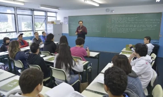 PISO SALARIAL DOS PROFESSORES TEM REAJUSTE E SOBE PARA R$ 5,1 MIL EM 2026