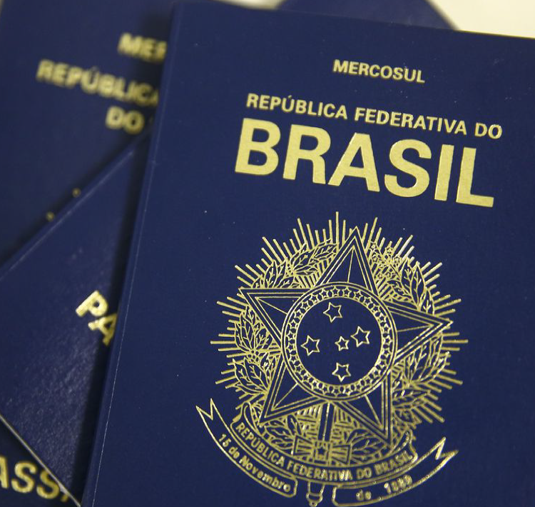 Polícia Federal anuncia normalização na emissão de passaportes.