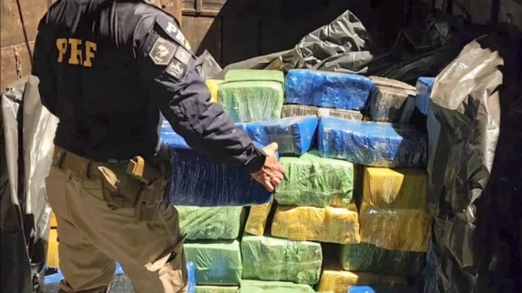 POLÍCIA RODOVIÁRIA FEDERAL APREENDE MAIS DE CINCO TONELADAS DE MACONHA EM APUCARANA, NO PARANÁ