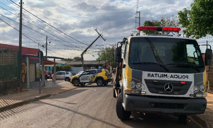 Policiais ficam feridos em capotamento de viatura enquanto buscavam atirador em Cascavel.