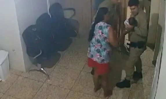 Policiais salvam vida de recém-nascido engasgado em Cascavel