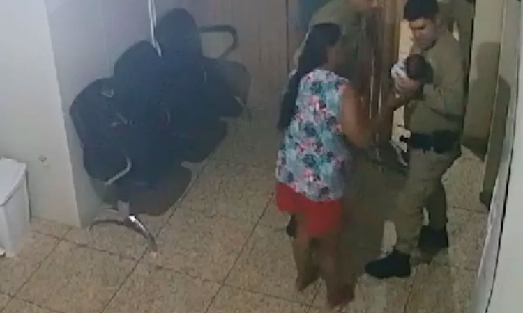 Policiais salvam vida de recém-nascido engasgado em Cascavel