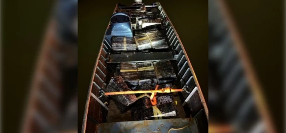 POLICIAL: Barco é apreendido com 1 tonelada de maconha no Lago de Itaipu.