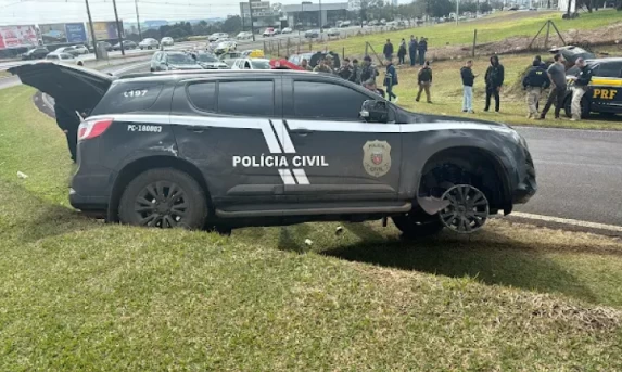 Policial civil é preso com viatura falsificada após perseguição na BR-277, em Cascavel.