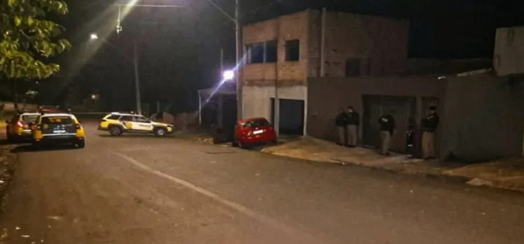 POLICIAL: Homem é morto dentro do carro com tiros de fuzil em Londrina; pelo menos 100 disparos atingiram veículo.