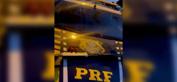 POLICIAL: Minutos após assalto, PRF recupera veículo roubado e arma usada no crime em Foz do Iguaçu (PR).