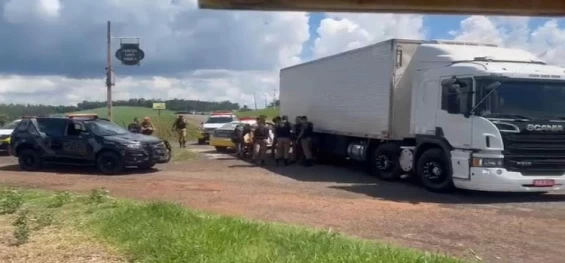 POLICIAL: PF e PM apreendem caminhões com cargas milionárias de contrabando do Paraguai.