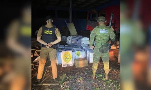 POLICIAL: PMPR apreende caminhão carregado com 30 toneladas de agrotóxicos contrabandeados em Capanema.