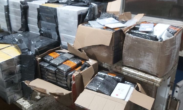 Policial: PRF apreende 500 celulares, medicamentos e pistola com numeração raspada na BR-277