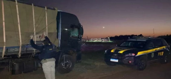 POLICIAL: PRF recupera caminhão e apreende carga de cigarros em Francisco Alves.