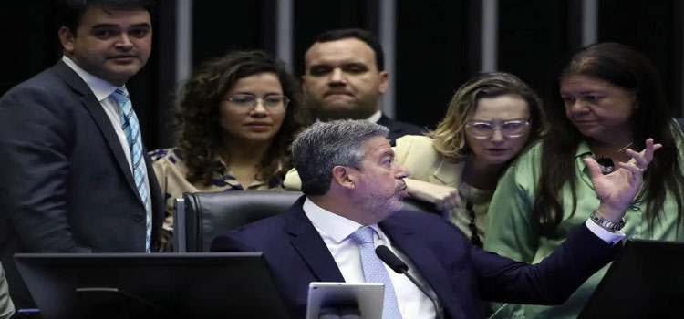 POLÍTICA: Câmara adia votação do PL das Fake News para evitar derrota do governo Lula.