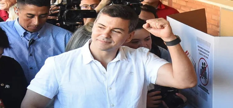 POLÍTICA: Santiago Peña, de 44 anos, vence eleições no Paraguai.