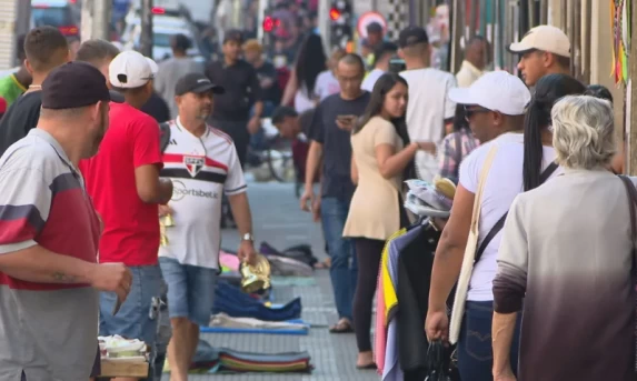 População brasileira atinge 214,2 milhões de habitantes, aponta levantamento do IBGE