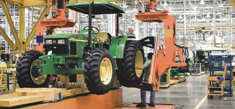 Por conta da atual demanda de mercado à produção de máquinas agrícolas, a empresa John Deere desliga dezenas de funcionários.