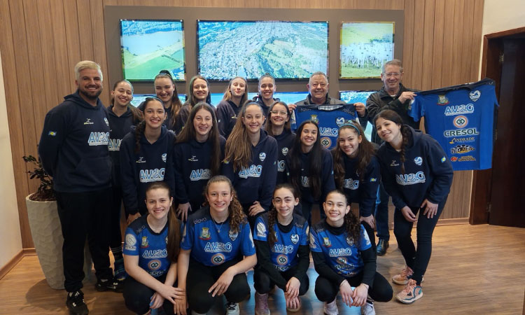 Prefeito Ronaldo Cazella recebe equipe do Vôlei Feminino em reconhecimento ao excelente desempenho esportivo.