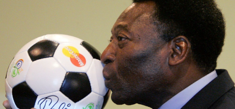 Presidente Bolsonaro decreta luto de três dias pela morte de Pelé.