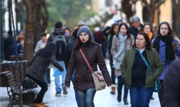 Previsão do Tempo: Primeira onda de frio do ano chega ao Paraná com vento forte e previsão de geada negativa nesta quarta