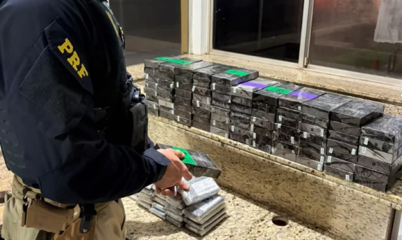 PRF apreende 143 celulares escondidos na lataria de veículo na BR-277, em Medianeira