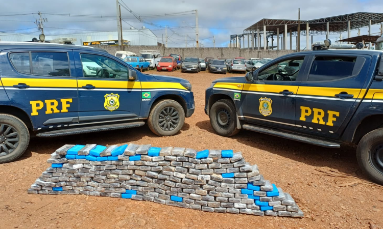 PRF apreende 240 kg de cocaína escondidos em pneus de caminhão na BR-277