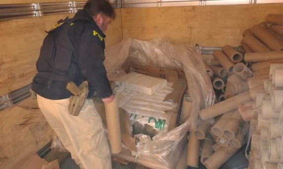 PRF apreende 275 kg de maconha ocultos em carga de tubos de papel na BR-277 em Cascavel