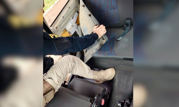 PRF apreende 61 celulares e outros eletrônicos ocultos em veículo na BR-277, em Santa Terezinha de Itaipu