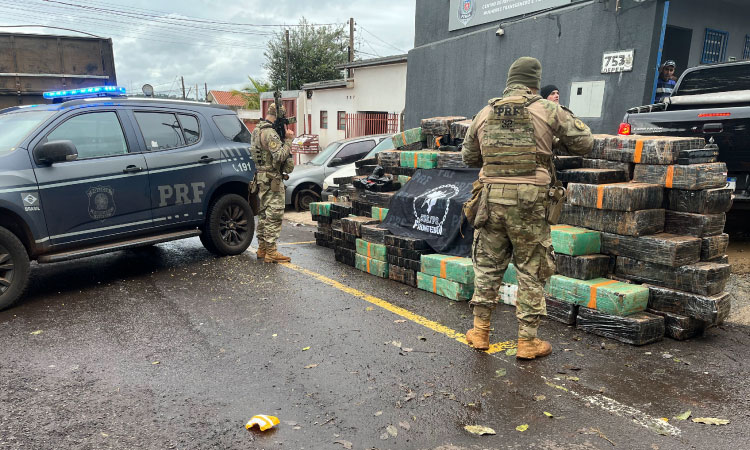 PRF apreende caminhão carregado com 3,5 toneladas de maconha em São Pedro do Iguaçu/PR