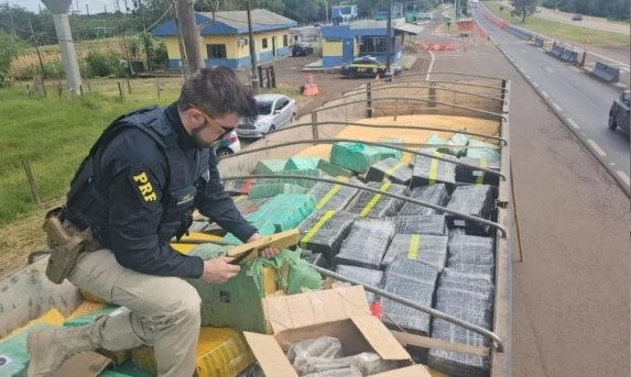 PRF apreende caminhão com 4 toneladas de maconha escondidas sob carga de milho em Lindoeste