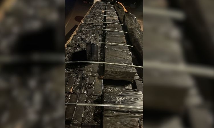 PRF apreende cerca de 450 mil maços de cigarros em caminhão na BR-277, em Céu Azul
